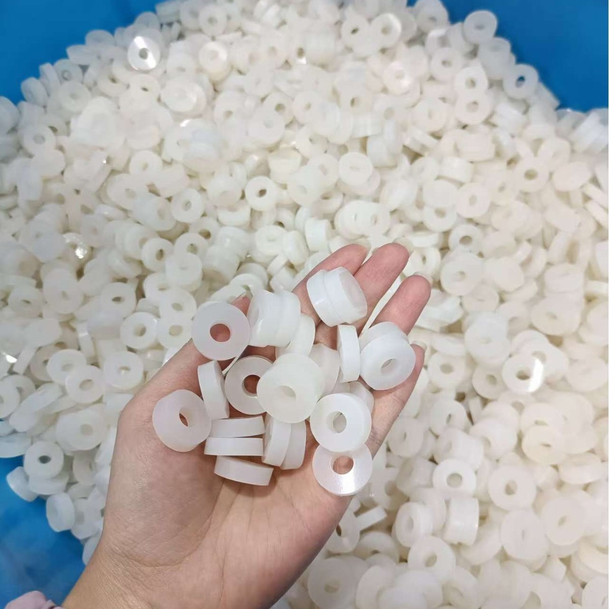 White Hinged Plastic Screw Cap - Furniture Hardware Covers recension och pris